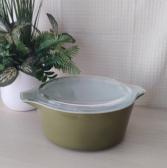 Vintage Olive Green Pyrex 2 1/2 Quart Casserole Dish with Lid - Picture 4 of 9